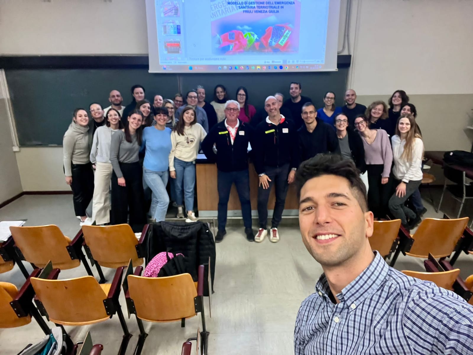 Matteo Danielis, infermiere e ricercatore dell'Università di Padova, insieme agli studenti del corso di laurea in Scienze Infermieristiche e ostetriche